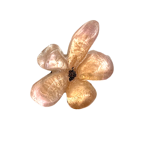 Broche en résine rose pâle avec reflets irisés. Fermoir aimanté inséré dans la fleur.