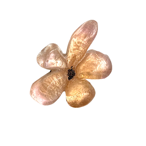 Broche en résine rose pâle avec reflets irisés. Fermoir aimanté inséré dans la fleur.