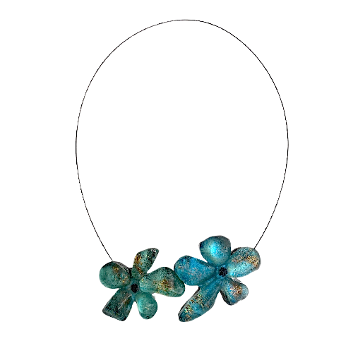 Collier en résine bleu vert avec reflets irisés, cable acier noir. Fermoir aimanté à l'avant inséré dans les fleurs.