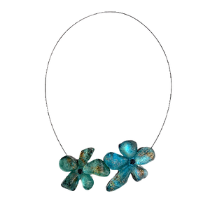 Collier en résine bleu vert avec reflets irisés, cable acier noir. Fermoir aimanté à l'avant inséré dans les fleurs.
