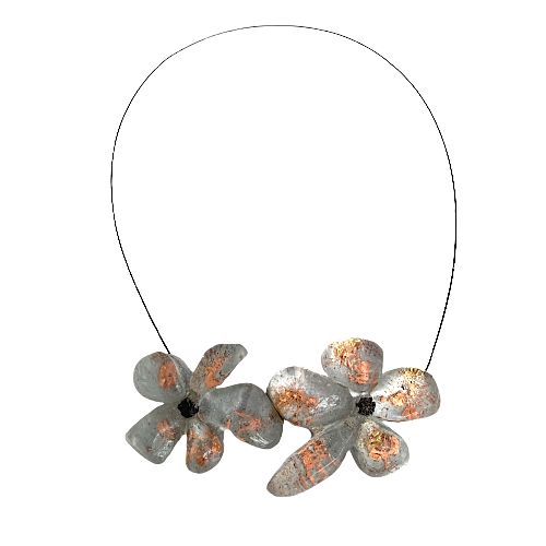 Collier en résine gris clair avec reflets irisés cuivre, cable acier noir. Fermoir aimanté à l'avant inséré dans les fleurs.