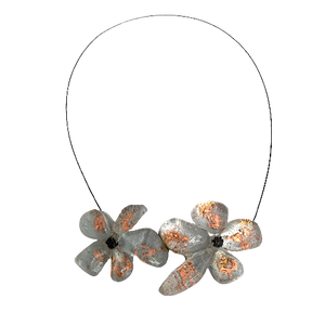 Collier en résine gris clair avec reflets irisés cuivre, cable acier noir. Fermoir aimanté à l'avant inséré dans les fleurs.