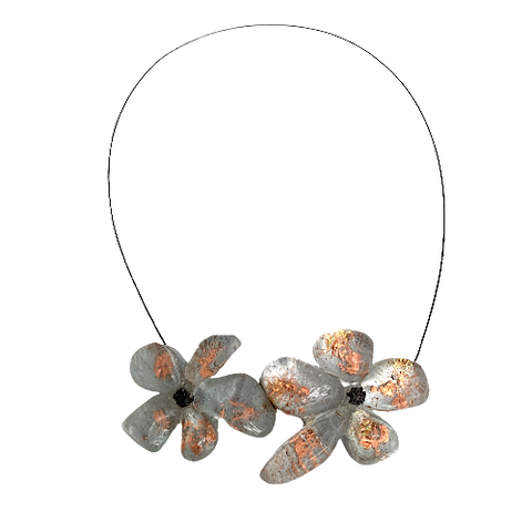 Collier en résine gris clair avec reflets irisés cuivre, cable acier noir. Fermoir aimanté à l'avant inséré dans les fleurs.
