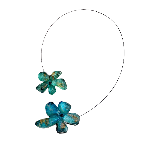 Collier en résine bleu vert avec reflets irisés, cable acier noir. Fermoir aimanté à l'avant inséré dans les fleurs.