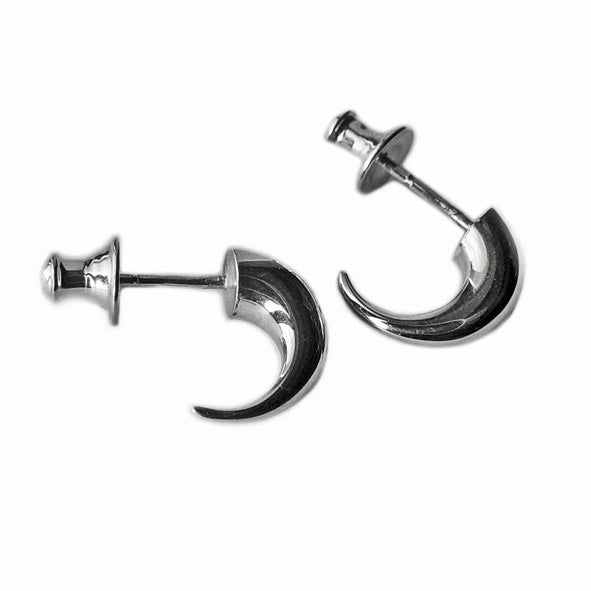 Puces d'oreilles demi-créoles forme effilée en argent poli.