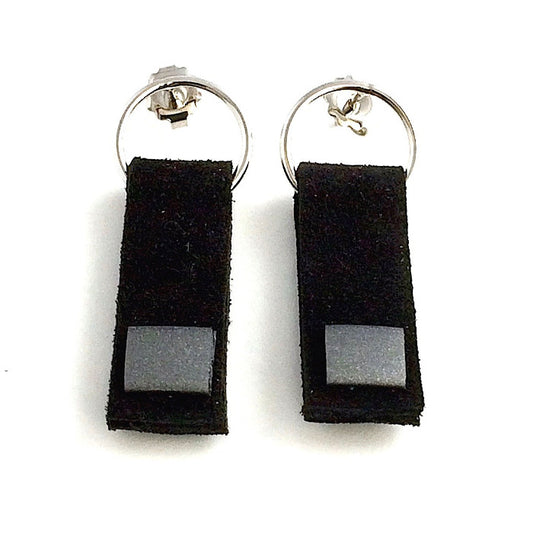 Boucles d'oreilles rectangle de cuir noir monté sur un anneau de métal argenté.