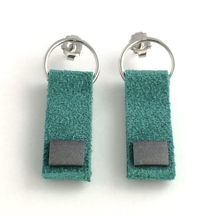 Boucles d'oreilles rectangle de cuir vert monté sur un anneau de métal argenté.