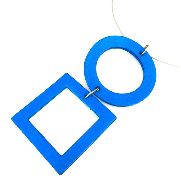 Ras de cou géométrique en cuir bleu,rond sur carré présentés sur cable fermoir aimant