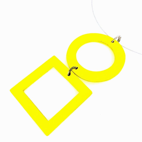 Ras de cou géométrique en cuir jaune,rond sur carré présentés sur cable  fermoir aimant