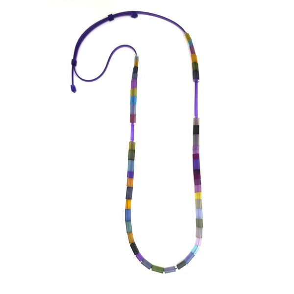 Long collier réglable en caoutchouc composé de petits rectangles aux couleurs joyeuses