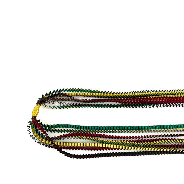 Long sautoir coloré composé de huit bandes de satin plissé vert,bordeaux,noir reliées les unes aux autres par un lien de coton jaune