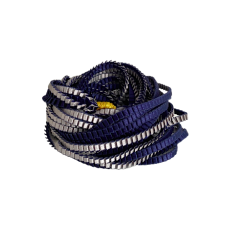 Long sautoir coloré composé de huit bandes de satin plissé bleu navy et silver reliées les unes aux autres par un lien de coton jaune.
