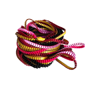 Long collier coloré composé de huit bandes de satin plissé noir,bordeaux,gold,lilas,fushia reliées les unes aux autres par un lien de coton jaune 