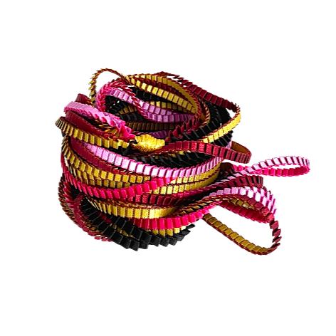 Long collier coloré composé de huit bandes de satin plissé noir,bordeaux,gold,lilas,fushia reliées les unes aux autres par un lien de coton jaune 