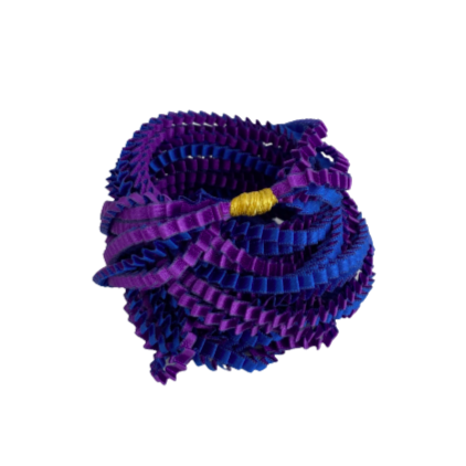 Long sautoir coloré composé de huit bandes de satin plissé violet et bleu royal reliées les unes aux autres par un lien de coton jaune