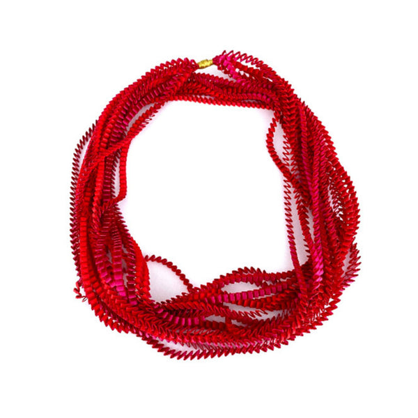 Long sautoir coloré composé de huit bandes de satin plissé rouge,fushia reliées les unes aux autres par un lien de coton jaune