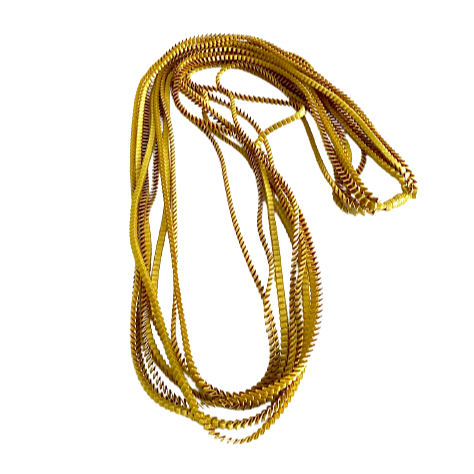 Long collier coloré composé de huit bandes de satin plissé gold reliées les unes aux autres par un lien de coton jaune 