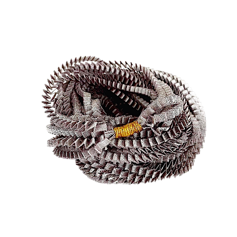 Long collier coloré composé de huit bandes de satin plissé couleur silver reliées les unes aux autres par un lien de coton jaune 