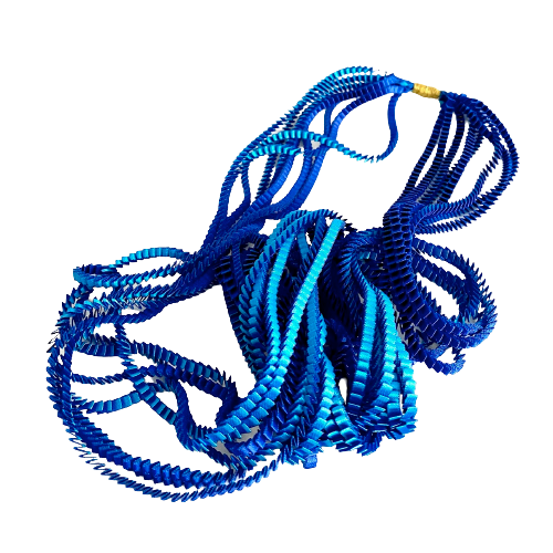 Long collier coloré composé de huit bandes de satin plissé bleu royal,turquoise reliées les unes aux autres par un lien de coton jaune 