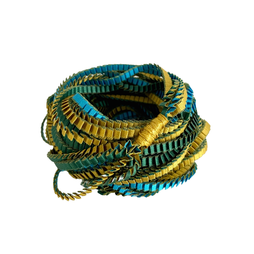 Long sautoir coloré composé de huit bandes de satin plissé vert, gold et turquoise reliées les unes aux autres par un lien de coton jaune