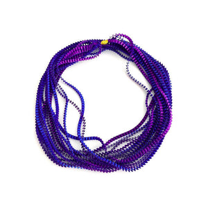 Long sautoir coloré composé de huit bandes de satin plissé violet et bleu royal reliées les unes aux autres par un lien de coton jaune