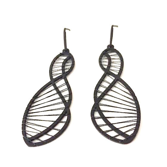 Boucles d'oreilles tissées en laiton patiné noir vernis. 