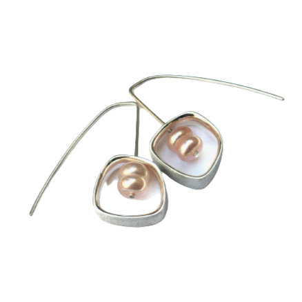 Boucles d'oreilles argent brossé forme carrée inversée, au centre 2 perles d'eau douce roses.