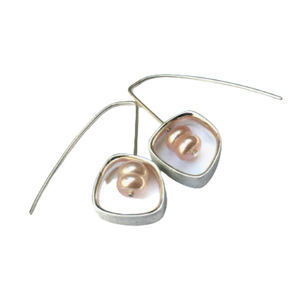 Boucles d'oreilles argent brossé forme carrée inversée, au centre 2 perles d'eau douce roses.