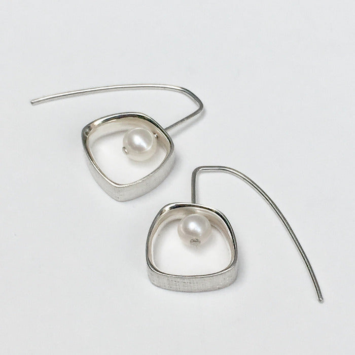 Boucles d'oreilles en argent brossé composées de 2 carrés irréguliers, ornés d'une perle de culture blanche