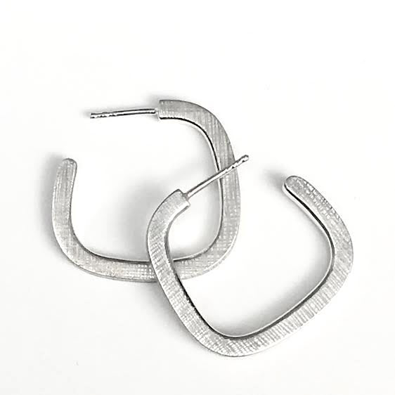 Boucles créoles carrées en argent brossé et strié 