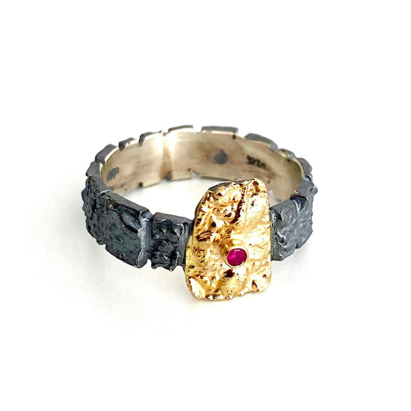 Bague argent patiné, texturé orné d'un rectangle irrégulier recouvert d'or jaune 18k avec un rubis au centre