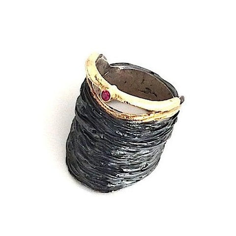 Bague large en argent patiné noir texturé façon drapé, surlignée d'un demi anneau or jaune avec rubis 