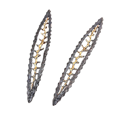 Boucles d'oreilles en forme de longues feuilles ciselées en argent patiné et or jaune.