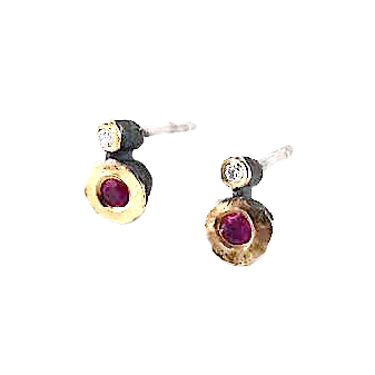 Clous d'oreilles minimalistes ronds en argent patiné, or jaune sertis d'un rubis et diamant taille brilliant.