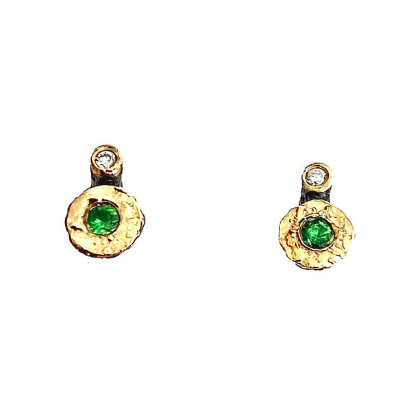 Clous d'oreilles argent patiné, or jaune serti d'un grenat vert tsavorite et d'un diamant taille brillant. 