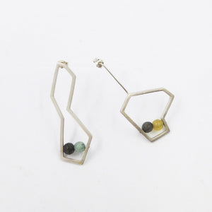 Boucles d'oreilles asymétriques et géométriques en argent fil carré et 2 perles d'agate.