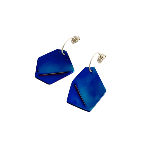 Boucles d'oreilles géométriques en titane bleu montées sur tige d'argent forgée en forme de créoles 