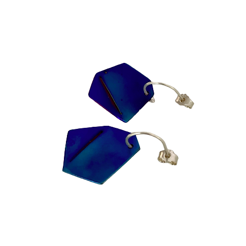 Boucles d'oreilles géométriques en titane bleu montées sur tige d'argent forgée en forme de créoles, sur fond blanc