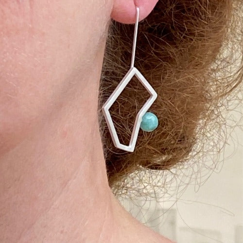 Boucles d'oreilles asymétriques argent, fil carré, tiges droites et perle d'agate, boucles sur oreille droite.