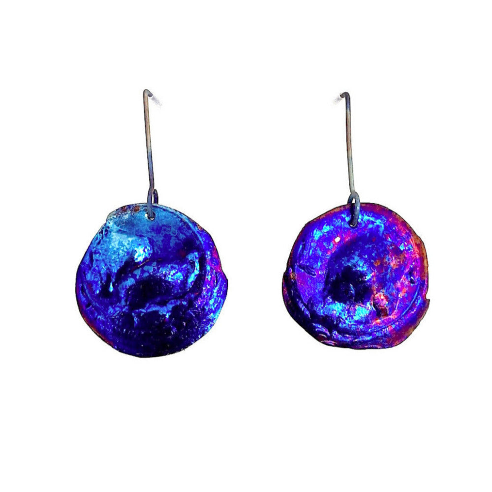 Boucles d'oreilles disques irréguliers en titane martelé bleu aux reflets violet d'un côté et doré de l'autre