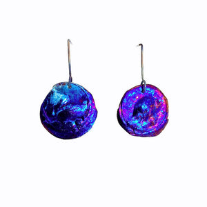 Boucles d'oreilles disques irréguliers en titane martelé bleu aux reflets violet d'un côté et doré de l'autre