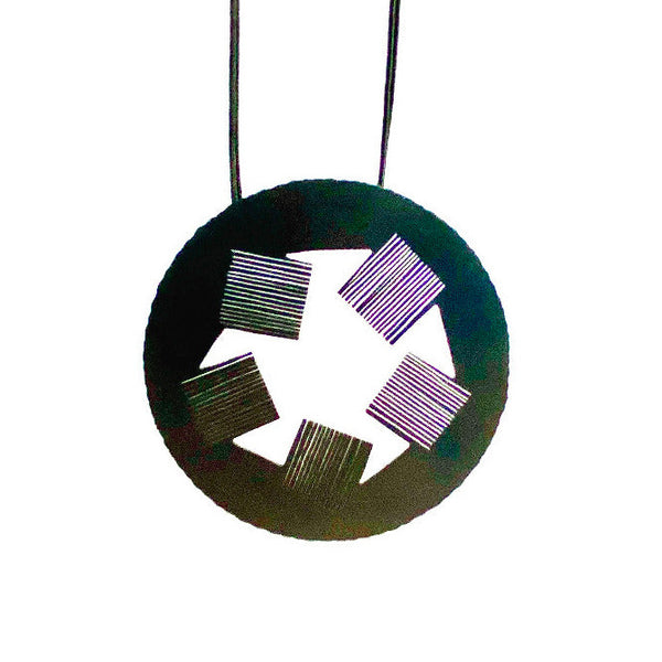 Disque d'acier patiné aux reflets gris bleutés, au centre 5 éléments de formes carrées sciés à la main par l'artiste.