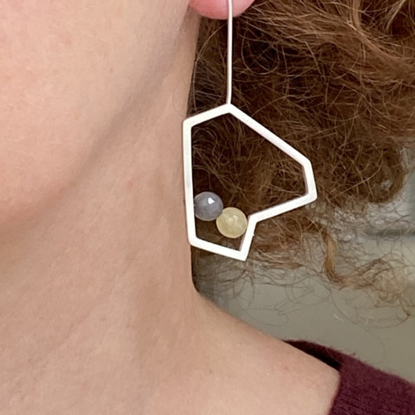 Boucles d'oreilles asymétriques et géométriques en argent et 2 perles d'agate. Boucle sur oreille droite.