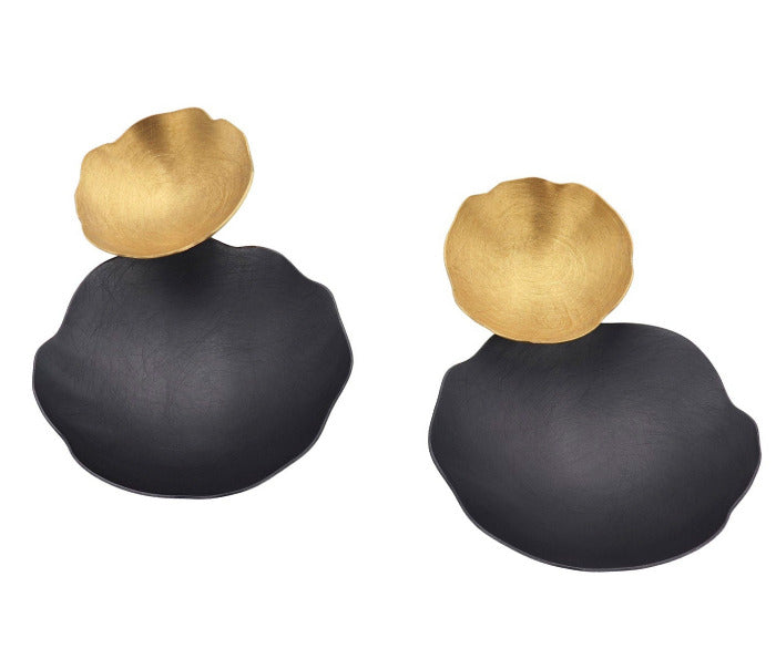 Boucles composées de 2 coupelles mobiles, une argent doré avec clous d'oreilles, l'autre pendante en argent patiné noir