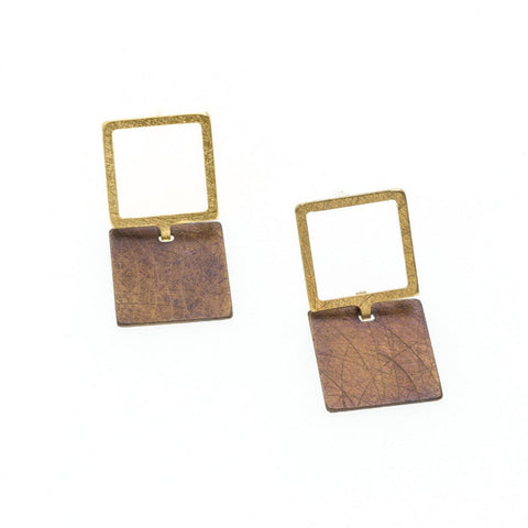 Petites boucles graphiques formées de 2 carrés articulés en argent doré et argent patiné marron