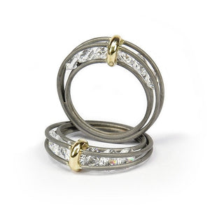 Bague design acier composée de 6 zircons, un anneau en or jaune assemble la structure du bijou.