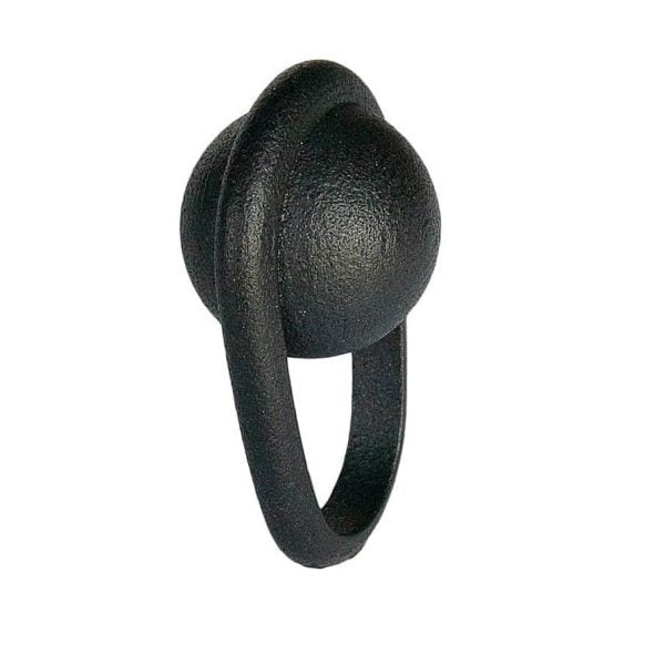 Bague sphère dans un anneau ovale en nylon noir.