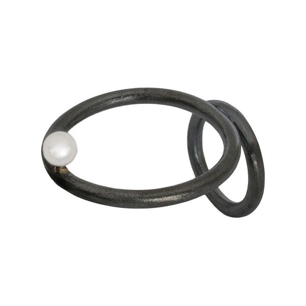 Bague composé d'un grand cercle en argent patiné noir orné d'une perle blanche.