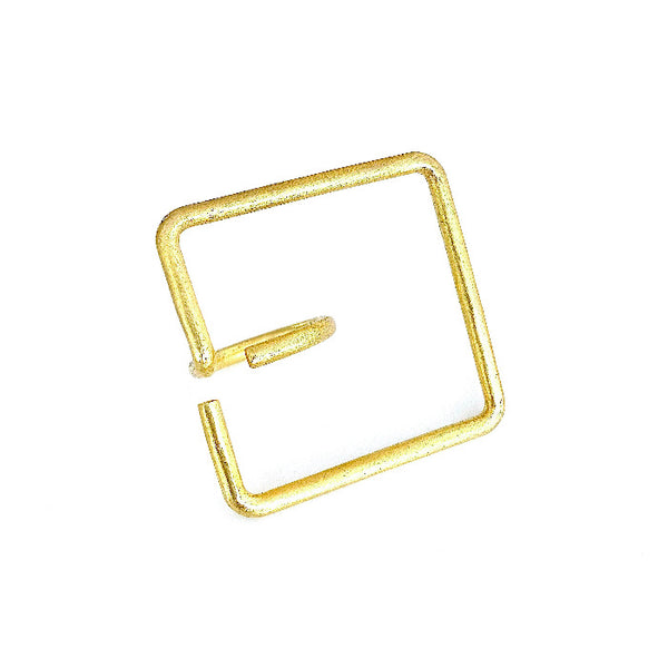 Bague ligne forme carrée en argent plaqué or jaune, finition satiné.bijou de main réalisé en série limitée