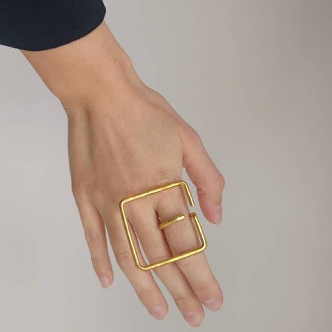 Bague géométrique ligne carrée en argent doré, bijou de main réalisé en série limitée 